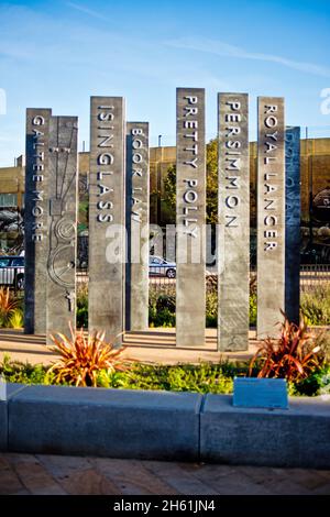 Namensschilder Skulptur vor dem Bahnhof Doncaster, Doncaster, England Stockfoto