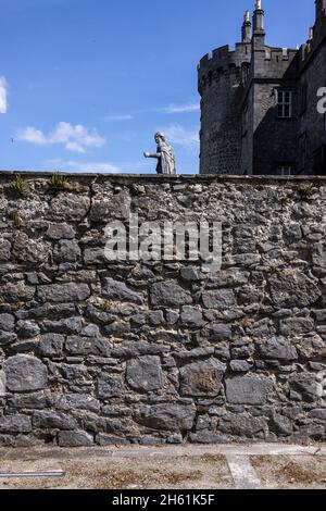 Statue im Garten des Schlosses Kilkenny, von der Straße aus gesehen, über den Mauern, County Kilkenny, Irland Stockfoto