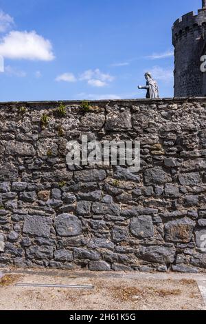 Statue im Garten des Schlosses Kilkenny, von der Straße aus gesehen, über den Mauern, County Kilkenny, Irland Stockfoto