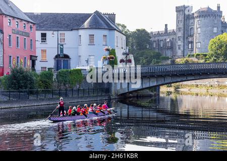 Drachenboot-Damen trainieren auf dem Fluss Nore in Kilkenny, County Kilkenny, Irland, ihr Handwerk Stockfoto