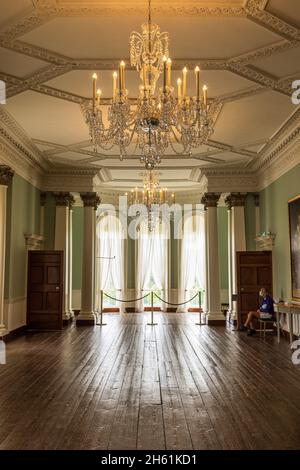 Blick von innen auf ein großes Zimmer mit Blick auf ein vollständiges Fenster im Rathfarnham Castle, Dublin, Irland Stockfoto