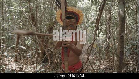 Indianer aus dem Stamm der Pataxó mit Pfeil und Bogen. Indianertag. Brasilianischer Inder Stockfoto