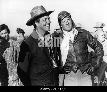 Regisseur GEORGE ROY HILL und ROBERT REDFORD am Drehort offen während der Dreharbeiten ZUM GROSSEN WALDO PEPPER 1975 Regisseur / Geschichte GEORGE ROY HILL Drehbuch William Goldman Musik Henry Mancini Kostümdesign Edith Head Production Companies Jennings lang / Universal Picturs Stockfoto