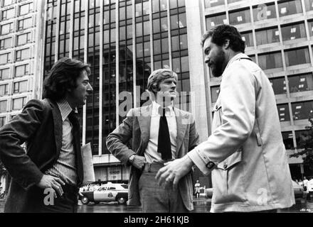 DUSTIN HOFFMAN ROBERT REDFORD und Regisseur ALAN J. PAKULA am Drehort offen während der Dreharbeiten ALLER PRESIDENT'S MEN 1976 Regisseur ALAN J. PAKULA Buch Carl Bernstein und Bob Woodward Drehbuch William Goldman Wildwood Enterprises / Warner Bros Stockfoto