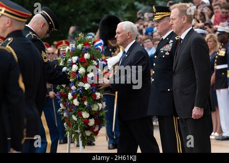 Berichten: US-Vizepräsident Michael R. Pence legt mit dem Kommandanten des Hauptquartiers der Joint Force - National Capital Region und des US Army Military District von Washington, Army Maj. General Michael L. Howard, einen Kranz am Grab des unbekannten Soldaten Und amtierender Verteidigungsminister Patrick M. Shanahan, Arlington, Virginia, 27. Mai 2019. Stockfoto