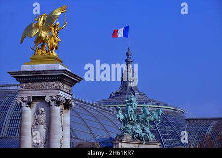 FRANKREICH, PARIS ( 75 ), DIE BRÜCKE ALEXANDRE III UND DAS DENKMAL LE GRAND PALAIS Stockfoto
