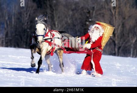 FRANKREICH, SAVOYEN (73), BOURG SAINT MAURICE, DER CHRISTMASSENVATER MACHT SKI JOERING Stockfoto