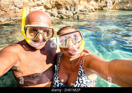 Ein glückliches Ehepaar mit einem Selfie in der Blue Lagoon in Gozo und Comino - Reisen Sie zur mittelmeerinsel Malta - Konzept der aktiven älteren Menschen Stockfoto