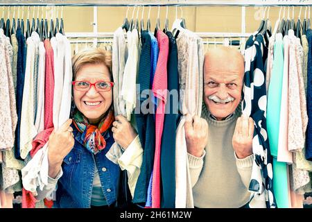 Verspieltes Seniorenpaar auf dem schwachen Flohmarkt - Konzept aktiver älterer Menschen mit reifen Männern und Frauen, die Spaß haben und in der Altstadt einkaufen Stockfoto