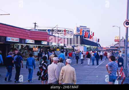 Boardwalk in der Abenddämmerung, Wildwood, New Jersey; ca. 1978. Stockfoto