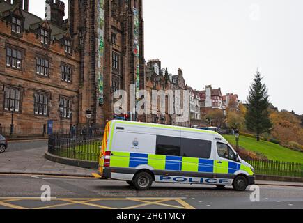 Edinburgh, Schottland, Großbritannien. November 2021. Polizeibeamte aus England von der Polizei von Héshire und Fahrzeuge patrouillieren im Stadtzentrum, während die Cop26 in Glasgow stattfindet. Quelle: Arch White/Alamy Live News Stockfoto
