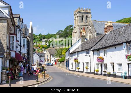 Beer Devon St Michael's Church und andere kleine Geschäfte im Fore Street Beer Village Centre Devon England UK GB Europe Stockfoto