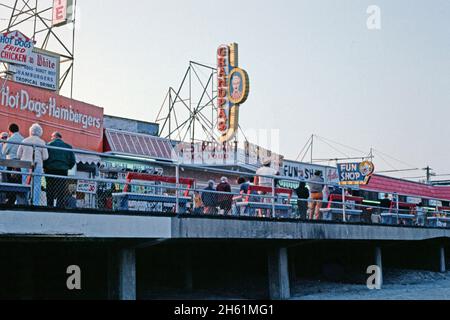 Boardwalk in der Abenddämmerung, Wildwood, New Jersey; ca. 1978. Stockfoto