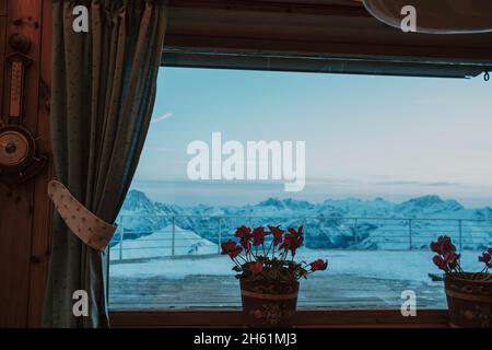 Blick aus dem Fenster auf die Berge. Dolomiten Stockfoto