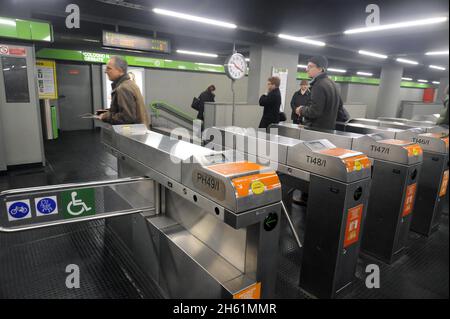 - Mailänder U-Bahnstation Famagosta - Mailand, Stazione Famagosta della Metropolitana Stockfoto