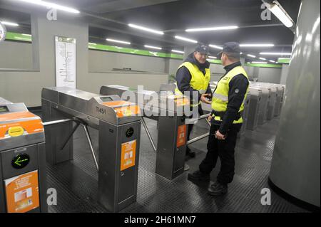 - Mailänder U-Bahn-Station Famagosta, private Wachen im Sicherheitsdienst - Milano, stazione Famagosta della Metropolitana, guardie private in servizio di sicurezza Stockfoto