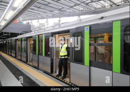 - Mailand, private Wachen im Sicherheitsdienst an der Metro-Linie 2 - Mailand, guardie private in servizio di sicurezza sulla linea 2 della Metropolitana Stockfoto