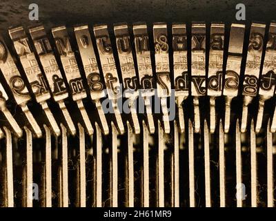 Detail der Schlagstangen auf einer alten Schreibmaschine Stockfoto
