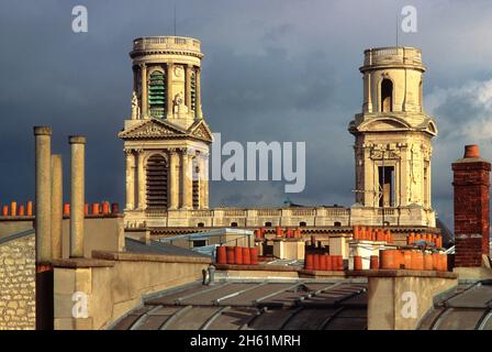 Kirche Saint-Sulpice, Paris, Frankreich. Nahaufnahme, Nahaufnahme der äußeren Dachtürme des Gebäudes. Barocke Architektur. Erhöhte Aussicht. Place Saint Sulpice. Stockfoto