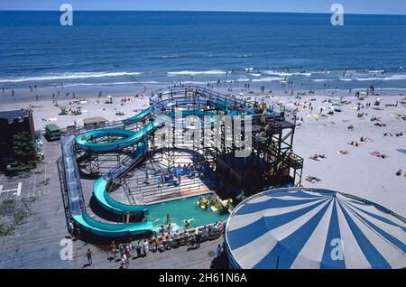 Wasserrutsche über Fun Pier, Wildwood, New Jersey; ca. 1978. Stockfoto