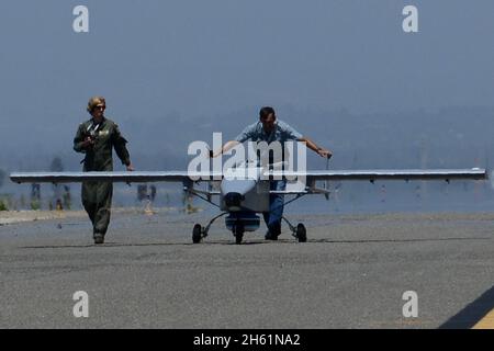 Die Fluglinie am Marinestützpunkt Ventura County and Sea Range, Point Mugu, Kalifornien, ist mit einem unbemannten Flugzeugsystem ausgestattet, 31. Juli 2015. Stockfoto