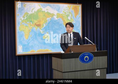 Tokio, Japan. November 2021. Yoshimasa Hayashi, der neue japanische Außenminister, hat während seiner regelmäßigen Pressekonferenz im Außenministerium gesprochen. Kredit: SOPA Images Limited/Alamy Live Nachrichten Stockfoto