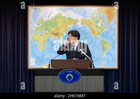 Tokio, Japan. November 2021. Yoshimasa Hayashi, der neue japanische Außenminister, hat während seiner regelmäßigen Pressekonferenz im Außenministerium gesprochen. Kredit: SOPA Images Limited/Alamy Live Nachrichten Stockfoto