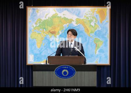 Tokio, Japan. November 2021. Yoshimasa Hayashi, der neue japanische Außenminister, hat während seiner regelmäßigen Pressekonferenz im Außenministerium gesprochen. Kredit: SOPA Images Limited/Alamy Live Nachrichten Stockfoto