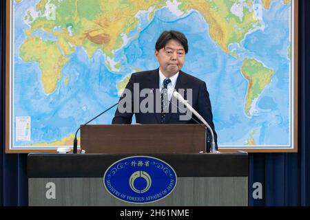 Tokio, Japan. November 2021. Yoshimasa Hayashi, der neue japanische Außenminister, hat während seiner regelmäßigen Pressekonferenz im Außenministerium gesprochen. Kredit: SOPA Images Limited/Alamy Live Nachrichten Stockfoto