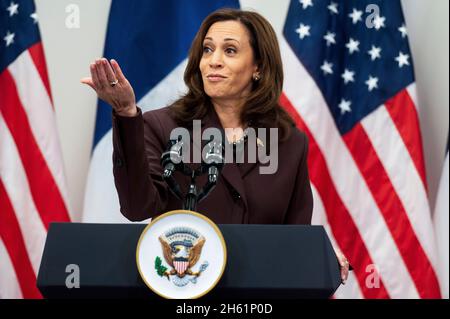 Paris, Frankreich. November 2021. Die Vizepräsidentin der Vereinigten Staaten, Kamala Harris, nimmt während einer Pressekonferenz im Hotel Intercontinental in Paris am 12. November 2021 zu ihrem offiziellen Besuch in Frankreich Teil. Der Vizepräsident nahm auch Fragen von Reportern an. Quelle: Laurent Zabulon/Pool via CNP/dpa/Alamy Live News Stockfoto