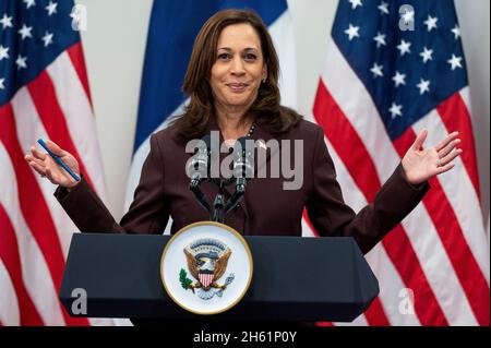 Paris, Frankreich. November 2021. Die Vizepräsidentin der Vereinigten Staaten, Kamala Harris, nimmt während einer Pressekonferenz im Hotel Intercontinental in Paris am 12. November 2021 zu ihrem offiziellen Besuch in Frankreich Teil. Der Vizepräsident nahm auch Fragen von Reportern an. Quelle: Laurent Zabulon/Pool via CNP/dpa/Alamy Live News Stockfoto