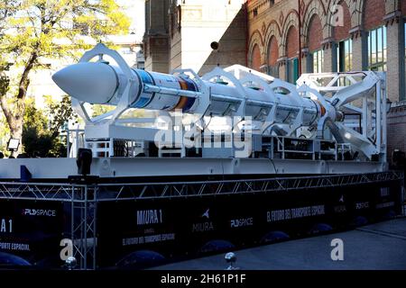 Madrid, Spanien; 12.11.2021.- Miura 1, die erste spanische Rakete, wird 2022 ins All kommen. Spanien wird in die kleine Gruppe von Ländern eintreten, um kleine Satelliten in den Weltraum zu schicken. PLD Space hat am Freitag Miura 1 vorgestellt, die erste Weltraumrakete, die Satelliten mit einem Gewicht von bis zu 100 kg in die Umlaufbahn bringen kann. Dieses Fahrzeug, das in der zweiten Hälfte des Jahres 2022 starten soll, ist der Vorgänger des Miura 5, eines fortschrittlichsten Modells, das voraussichtlich 2024 seine erste Mission bewältigen wird und in der Lage sein wird, die fünffache Last zu tragen. Die Miura 1, rund 12 Meter hoch und w Stockfoto