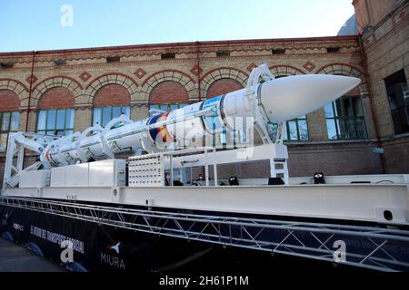 Madrid, Spanien; 12.11.2021.- Miura 1, die erste spanische Rakete, wird 2022 ins All kommen. Spanien wird in die kleine Gruppe von Ländern eintreten, um kleine Satelliten in den Weltraum zu schicken. PLD Space hat am Freitag Miura 1 vorgestellt, die erste Weltraumrakete, die Satelliten mit einem Gewicht von bis zu 100 kg in die Umlaufbahn bringen kann. Dieses Fahrzeug, das in der zweiten Hälfte des Jahres 2022 starten soll, ist der Vorgänger des Miura 5, eines fortschrittlichsten Modells, das voraussichtlich 2024 seine erste Mission bewältigen wird und in der Lage sein wird, die fünffache Last zu tragen. Die Miura 1, rund 12 Meter hoch und w Stockfoto