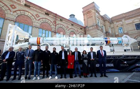 Madrid, Spanien; 12.11.2021.- Miura 1, die erste spanische Rakete, wird 2022 ins All kommen. Spanien wird in die kleine Gruppe von Ländern eintreten, um kleine Satelliten in den Weltraum zu schicken. PLD Space hat am Freitag Miura 1 vorgestellt, die erste Weltraumrakete, die Satelliten mit einem Gewicht von bis zu 100 kg in die Umlaufbahn bringen kann. Dieses Fahrzeug, das in der zweiten Hälfte des Jahres 2022 starten soll, ist der Vorgänger des Miura 5, eines fortschrittlichsten Modells, das voraussichtlich 2024 seine erste Mission bewältigen wird und in der Lage sein wird, die fünffache Last zu tragen. Die Miura 1, rund 12 Meter hoch und w Stockfoto