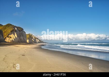 Russland, Kuril-Inseln, Iturup-Insel, Weiße Felsen an der Küste des Ochotsker Meeres. Stockfoto