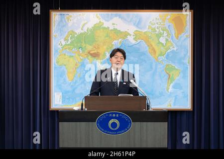Tokio, Japan. November 2021. Yoshimasa Hayashi, der neue japanische Außenminister, hat während seiner regelmäßigen Pressekonferenz im Außenministerium gesprochen. (Foto: Stanislav Kogiku/SOPA Images/Sipa USA) Quelle: SIPA USA/Alamy Live News Stockfoto
