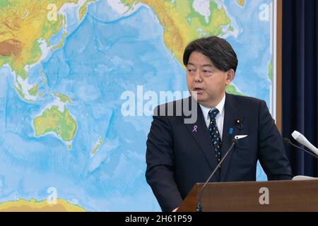 Tokio, Japan. November 2021. Yoshimasa Hayashi, der neue japanische Außenminister, hat während seiner regelmäßigen Pressekonferenz im Außenministerium gesprochen. (Foto: Stanislav Kogiku/SOPA Images/Sipa USA) Quelle: SIPA USA/Alamy Live News Stockfoto