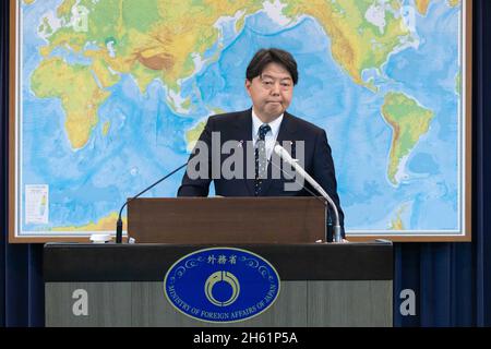 Tokio, Japan. November 2021. Yoshimasa Hayashi, der neue japanische Außenminister, hat während seiner regelmäßigen Pressekonferenz im Außenministerium gesprochen. (Foto: Stanislav Kogiku/SOPA Images/Sipa USA) Quelle: SIPA USA/Alamy Live News Stockfoto