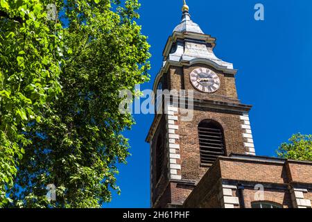 Uhrenturm des St. Johns Court, umgebaute Überreste der St. John the Evangelist Church, Scandrett Street, Wapping, London, Großbritannien Stockfoto