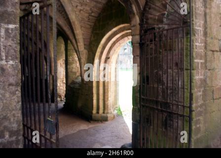 Gewölbte Türen in Fountains Abbey mit eisernen Toren, Aldfield, in der Nähe von Ripon, North Yorkshire, England Stockfoto