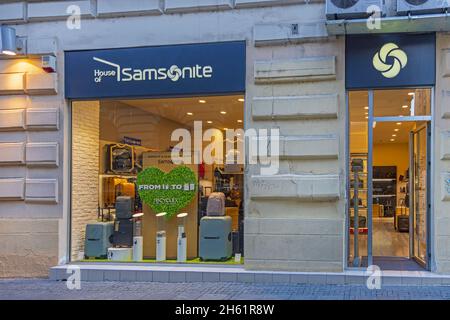 Belgrad, Serbien - 29. Oktober 2021: Koffer Gepäckladen Haus von Samsonite im Stadtzentrum von Belgrad. Stockfoto