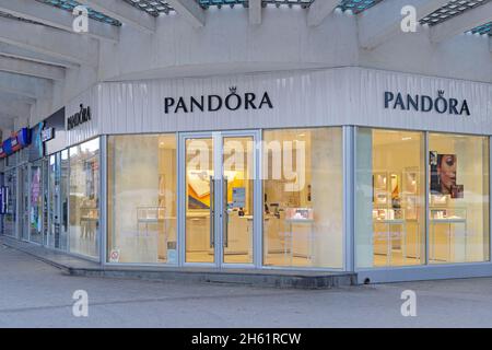 Novi Sad, Serbien - 21. September 2021: Pandora Modern Jewelry Store at Street Corner in Novi Sad. Stockfoto