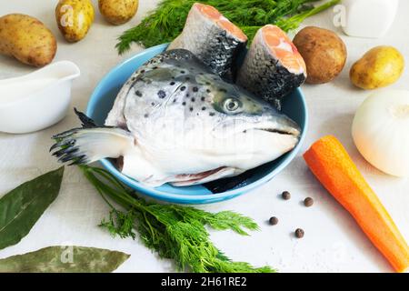 Zutaten für die Zubereitung von Fischsuppe: Lachs, Kartoffeln, Karotten, Zwiebeln, ein paar Dill, Lorbeerblätter und Paprika. Lohikeitto ist ein traditionelles finnisches A Stockfoto