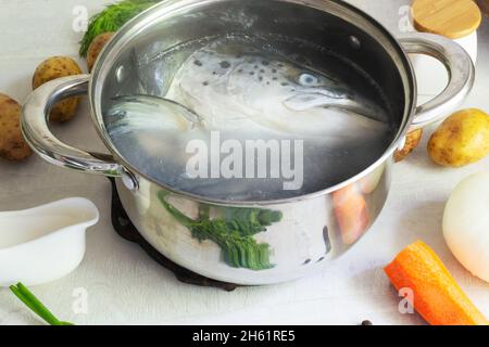 Zutaten für die Zubereitung von Fischsuppe: Lachsbrühe, Kartoffeln, Karotten, Zwiebeln, Dill, Rahm, Lorbeerblatt und Pfeffer. Lohikeitto ist ein traditionelles Stockfoto