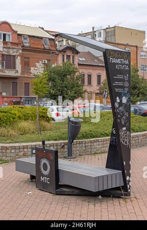 Novi Sad, Serbien - 21. September 2021: Intelligente Bank mit Solarstrom-WLAN-Internet und Luftqualitätssensor in der Stadt. Stockfoto