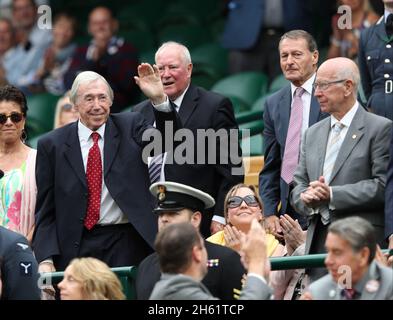 02.07.2016. All England Lawn Tennis und Croquet Club, London, England. Die Wimbledon Tennis Championships Tag sechs. Gäste in der Königsloge auf Center Court heute Stars aus der Welt des Sports einschließlich (von links nach rechts) 1966 World Cup Gewinner Gordon Banks, Ron Blumen, Roger Hunt und Sir Bobby Charlton. Stockfoto