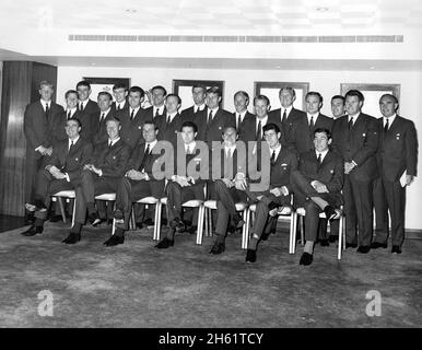 Am 20. Juni 1966 tragen sie ihre WM-Uniform - dunkelgrauer Anzug, Teamkrawatte, weißes Hemd und schwarze Schuhe - Mitglieder der englischen Fußballweltmeisterschaft und Beamte sind im London Hilton Hotel, Park Lane, abgebildet. Heute Abend (Montag) waren sie Ehrengäste bei einem Boxessen des Anglo-American Sporting Club. Von links nach rechts: Stehend - Ron Flowers (Wolves), Alan Ball (Blackpool), Norman Hunter (Leeds United), nicht identifiziert, Martin Peters (West Ham United), John Connelly (Manchester United), Jimmy Armfield (Blackpool), Norbert Stiles (Manchester United), Geoff Hurst (West Ham United), R Stockfoto