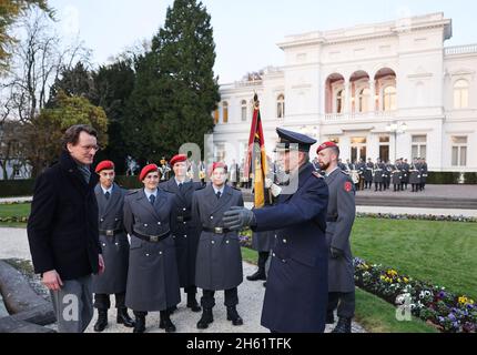 Bonn, Deutschland. November 2021. Hendrik Wüst (l, CDU), Ministerpräsident von Nordrhein-Westfalen, und Martin Schelleis (2. Von rechts), Generalleutnant, sprechen vor der Villa Hammerschmidt zusammen mit den Rekruten. 50 Soldaten des NBC-Verteidigungsbataillons 7 aus Höxter und des NBC-Verteidigungsbataillons 750 aus Bruchsal legten ihre feierlichen Gelübde in der Residenz des Bundespräsidenten in Bonn ab. Quelle: Oliver Berg/dpa/Alamy Live News Stockfoto