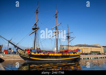 Saint Malo, Frankreich - 15. Oktober 2021: Etoile du Roy, ehemals Grand Turk, ist eine dreimastige Fregatte der sechsten Rate in Saint Malo. Das Modell für die Repl Stockfoto