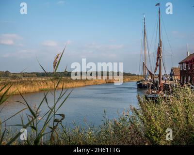 Dies sind die Lastkähne auf dem Fluss Alde in der Nähe der Snape Maltings für das Braubier mit Transport nach Aldeburgh an der Küste von Suffolk Stockfoto